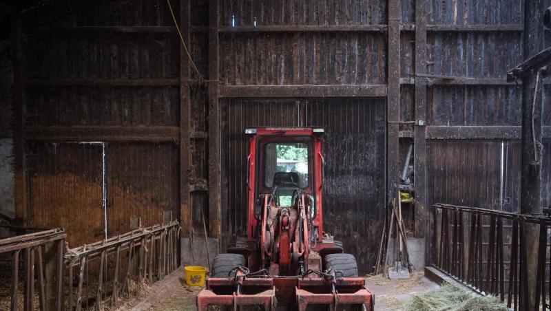 Ein Landwirtschaftsfahrzeug steht in einer Scheune. Foto: Arne Immanuel Bänsch/Archivbild Ein Landwirtschaftsfahrzeug steht in einer Scheune. Foto: Arne Immanuel Bänsch/Archivbild