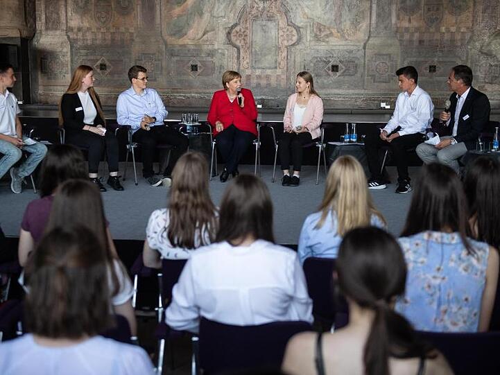 Bundeskanzlerin Angela Merkel (M) nimmt an einer Schülerdiskussion in der Kaiserpfalz in Goslar teil.