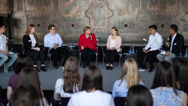 Bundeskanzlerin Angela Merkel (M) nimmt an einer Schülerdiskussion in der Kaiserpfalz in Goslar teil. Bundeskanzlerin Angela Merkel (M) nimmt an einer Schülerdiskussion in der Kaiserpfalz in Goslar teil.
