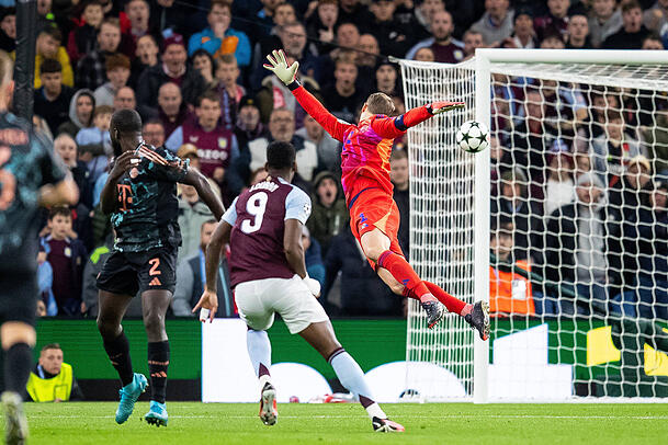 Villas Jhon Duran hebelt den Ball locker über Bayern-Keeper Manuel Neuer.