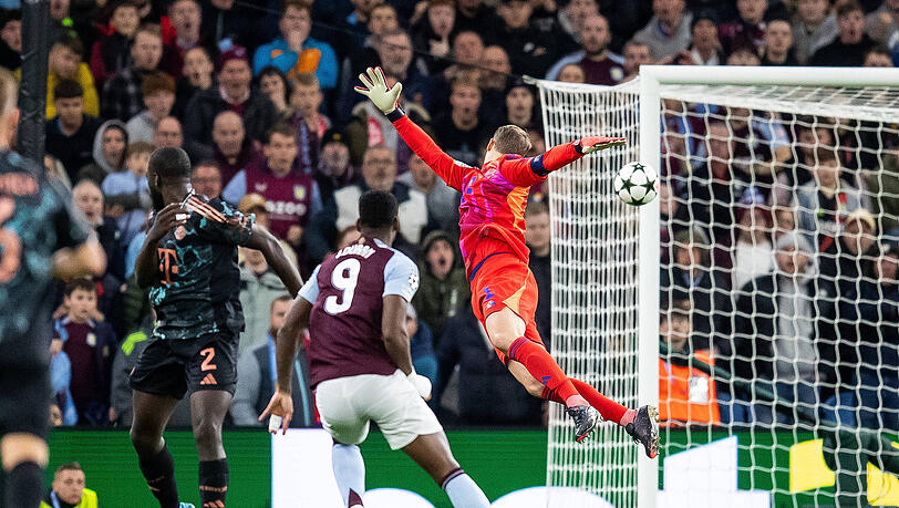 Villas Jhon Duran hebelt den Ball locker über Bayern-Keeper Manuel Neuer.