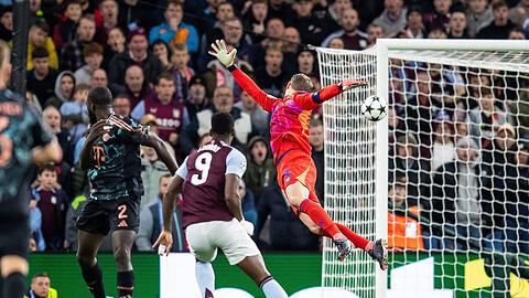 Villas Jhon Duran hebelt den Ball locker über Bayern-Keeper Manuel Neuer.