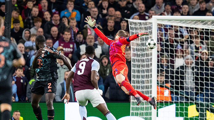 Villas Jhon Duran hebelt den Ball locker über Bayern-Keeper Manuel Neuer.