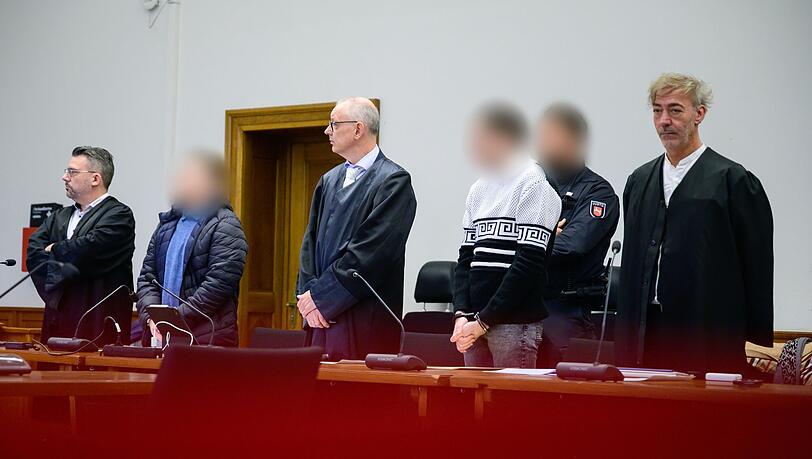 Auftakt im Prozess wegen versuchten Mordes. Die Angeklagten sollen Gegenstände von Brücken geworfen haben.