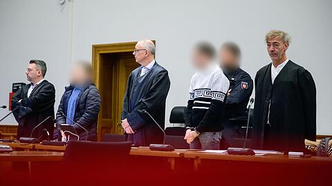 Auftakt im Prozess wegen versuchten Mordes. Die Angeklagten sollen Gegenstände von Brücken geworfen haben.