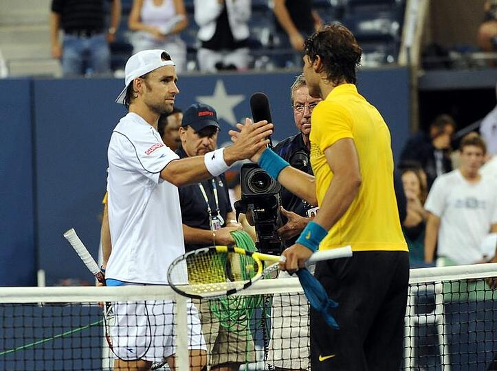Rafael Nadal (r) und Nicolas Kiefer reichen sich nach dem Match die Hand.
