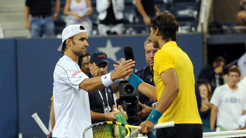 Rafael Nadal (r) und Nicolas Kiefer reichen sich nach dem Match die Hand. Rafael Nadal (r) und Nicolas Kiefer reichen sich nach dem Match die Hand.