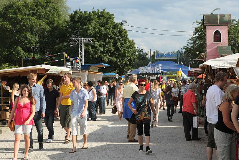Münchens beliebtes Sommerfestival läuft wieder. Am Mittwoch wurde das Tollwood 2011 eröffnet. Impressionen von Tag 1.