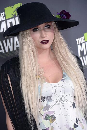 Düsteres Make-Up a la Lady Gaga. Sonst ist die heiße Blondine gaaaanz anders unterwegs, und...