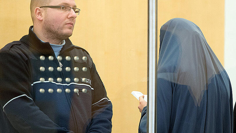 Die Angeklagte Karolina R. steht verschleiert in Düsseldorf im Gerichtssaal neben einem Justizbeamten. Die Angeklagte Karolina R. steht verschleiert in Düsseldorf im Gerichtssaal neben einem Justizbeamten.
