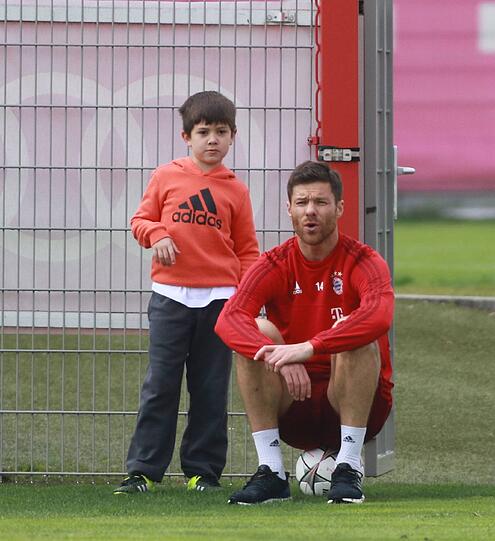 Sohnemann Jon ist auch dabei. Papa Xavi Alonso schaut den Kollegen zu.