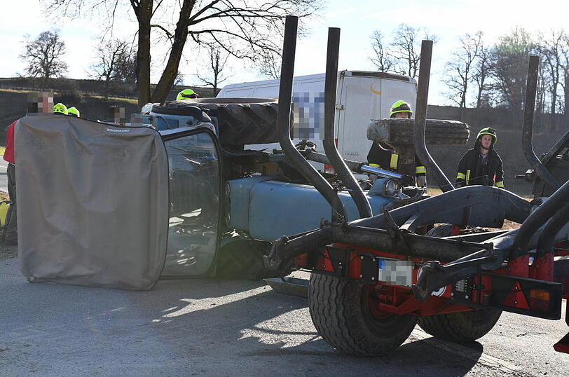 Der Traktorfahrer verletzte sich bei dem Unfall und kam ins Krankenhaus. Der Unfallverursacher hatte über 1,1 Promille.