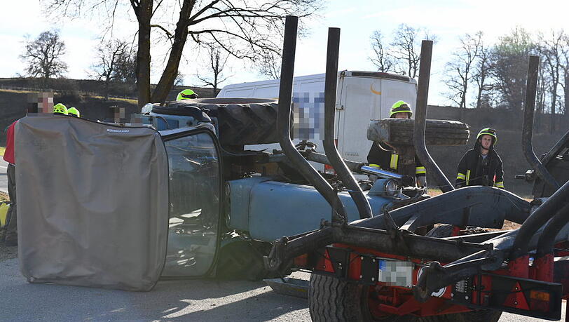 Der Traktorfahrer verletzte sich bei dem Unfall und kam ins Krankenhaus. Der Unfallverursacher hatte über 1,1 Promille. Der Traktorfahrer verletzte sich bei dem Unfall und kam ins Krankenhaus. Der Unfallverursacher hatte über 1,1 Promille.