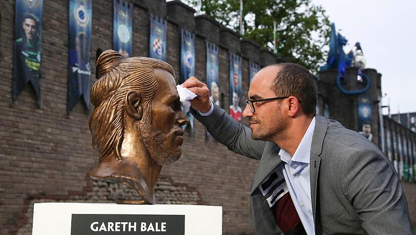 Emanuel Santos putzt in Cardiff (Großbritannien) die Büste des Fußballspielers von Real Madrid Gareth Bale. Emanuel Santos putzt in Cardiff (Großbritannien) die Büste des Fußballspielers von Real Madrid Gareth Bale.