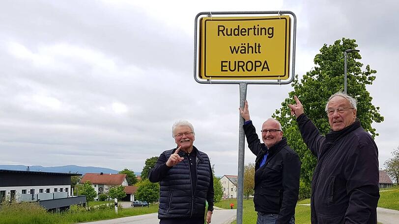Konrad Kobler (l.), Bezirksvorsitzender der Europa-Union Bayern, sein Vize Joachim Rübenach (r.) und Bürgermeister Rudolf Müller.