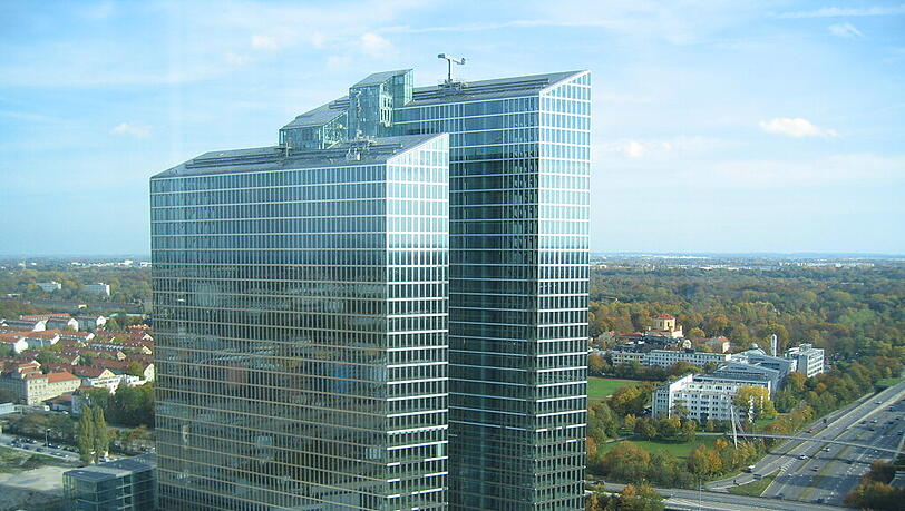 Die Parkstadt Schwabing mit Büros, Geschäften und Wohnungen ist von Weitem besser erkennbar durch die "HighLight Towers". Die Parkstadt Schwabing mit Büros, Geschäften und Wohnungen ist von Weitem besser erkennbar durch die "HighLight Towers".