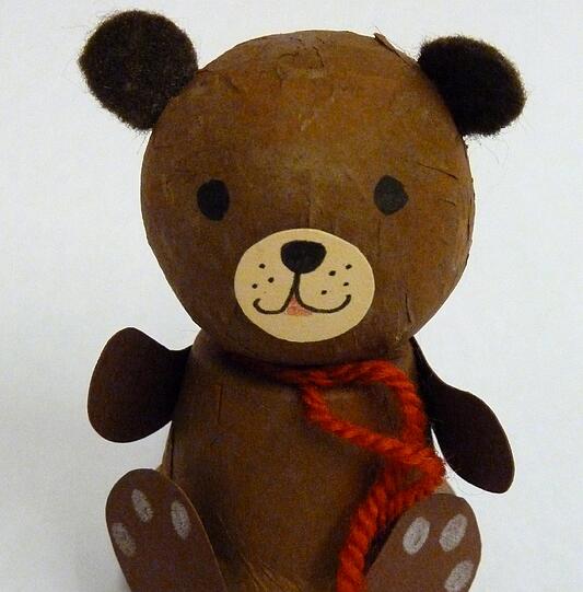Im Familiencafe basteln die Kinder am Freitag Teddys.