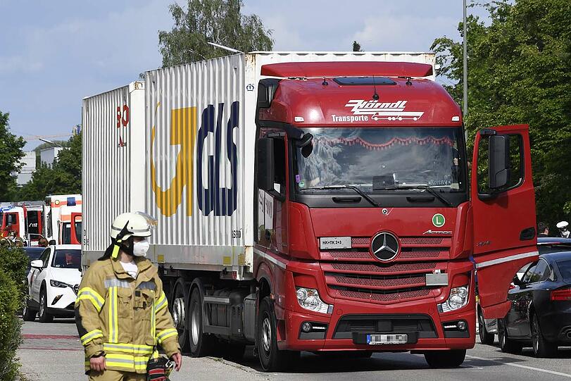 Schwerer Zusammenstoß zwischen Fahrrad und Lkw: Die 81-Jährige Radlerin starb noch an der Unfallstelle.