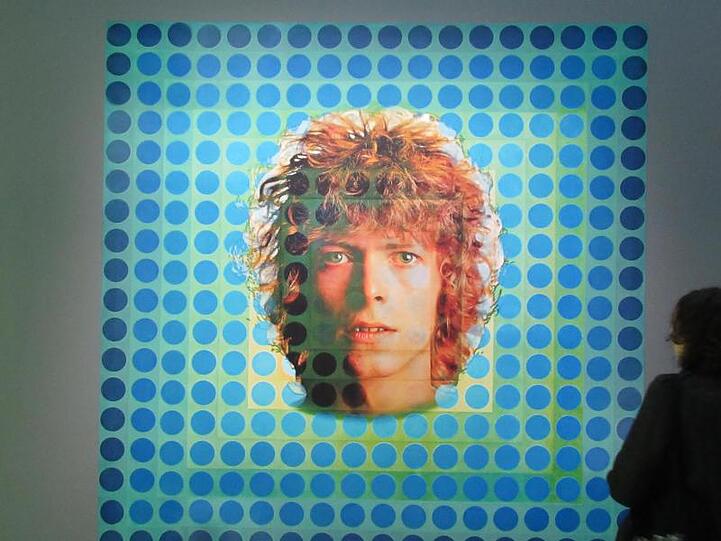 Das von Victor Vasarely entworfene Plattencover von Davis Bowies "Space Oddity" im Pariser Centre Pompidou.