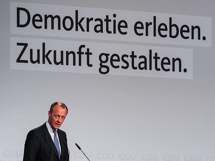 Friedrich Merz verlangt eine Klarstellung darüber, dass durch den UN-Migrationspakt keine neuen Asylgründe geschaffen werden.