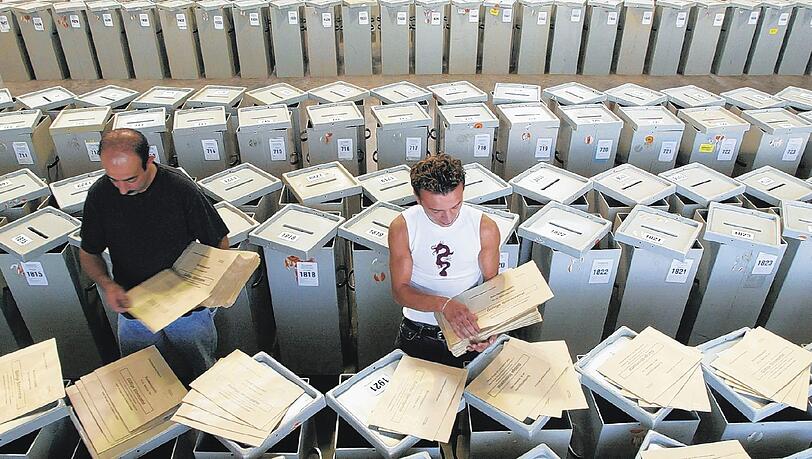 Mitarbeiter der Stadt München sortieren auf Wahlurnen bei einer früheren Wahl Briefwahlunterlagen. Foto: dpa Mitarbeiter der Stadt München sortieren auf Wahlurnen bei einer früheren Wahl Briefwahlunterlagen. Foto: dpa