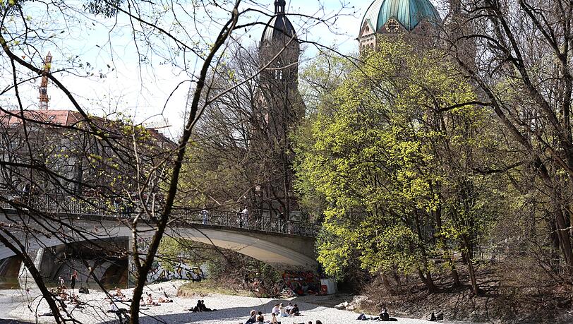 Endlich warm! Sonnenanbeter unterm Kabelsteg am Isarstrand.