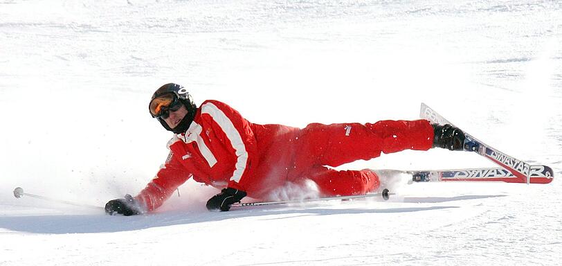2006: Michael Schumacher stürzt während eines Riesenslaloms im italienischen Madonna di Campiglio. Hier ging es für den ehemaligen Formel-1-Piloten glimplich aus - im Gegensatz zu seinem Unfall am 29.12.2013 in Frankreich. Michael Schumacher zog sich eine schwere Kopfverletzung zu, als er auf seinen Skiern gegen einen Felsen fuhr.