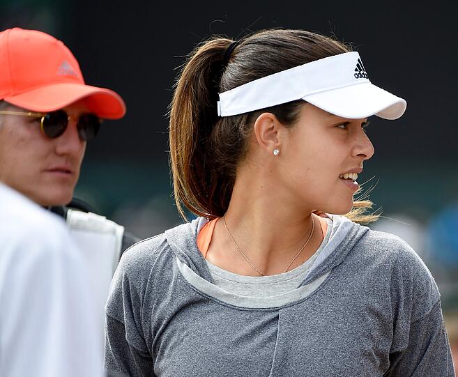 Ganz cool mit Sonnenbrille: Schweinsteiger mit Ivanovic auf dem Trainingsgelände in Wimbledon.