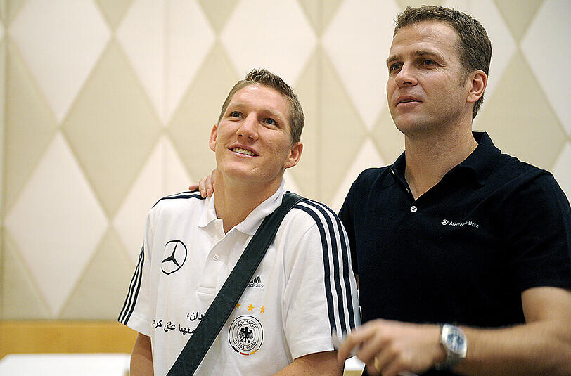 Die beiden kennen sich schon sehr lange: Bastian Schweinsteiger (links) und DFB-Teammanager Oliver Bierhoff am 31. Mai 2009 bei einer Pressekonferenz im Grand Hyatt Hotel in Dubai.