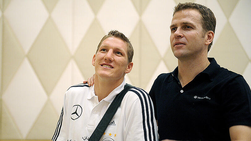 Die beiden kennen sich schon sehr lange: Bastian Schweinsteiger (links) und DFB-Teammanager Oliver Bierhoff am 31. Mai 2009 bei einer Pressekonferenz im Grand Hyatt Hotel in Dubai. Die beiden kennen sich schon sehr lange: Bastian Schweinsteiger (links) und DFB-Teammanager Oliver Bierhoff am 31. Mai 2009 bei einer Pressekonferenz im Grand Hyatt Hotel in Dubai.