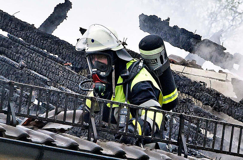 Feuer in einem Rosenheimer Mehrfamilienhaus. Die Bilder vom dramatischen Einsatz.