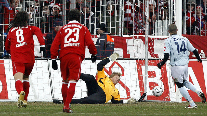 24. Januar 2006: Die Mainzer gehen in der Allianz Arena in Führung - Mohamed Zidan (rechts) verwandelt gegen Bayern-Torwart Oliver Kahn einen Foulelfmeter.