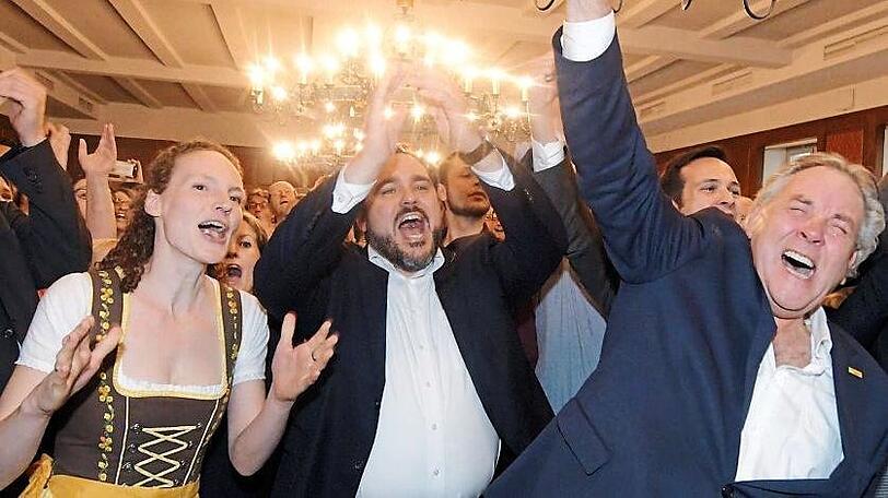 Party bei der Bayern-FDP: Albert Duin (rechts) und Spitzenkandidat Daniel Föst jubeln.
