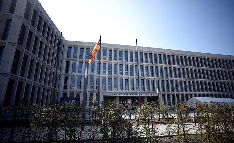 Hier sitzt das Super-Innen-Heimat-Bau-Ressort: Seehofers Schaltzentrale der Macht am Moabiter Werder.