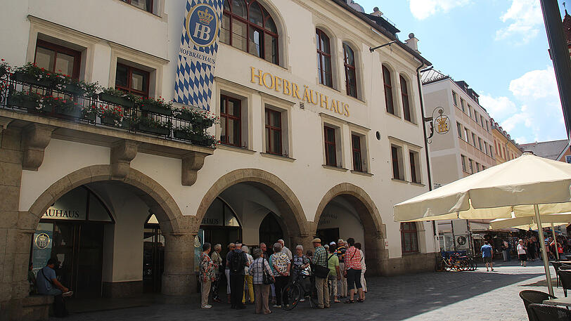 Hofbräuhaus: 8,60 Euro (Maß). Bier: Hofbräu.