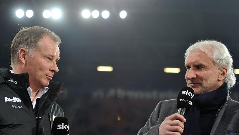 Stefan Reuter (l) und Rudi Völler geben ein Interview.