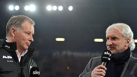 Stefan Reuter (l) und Rudi Völler geben ein Interview.