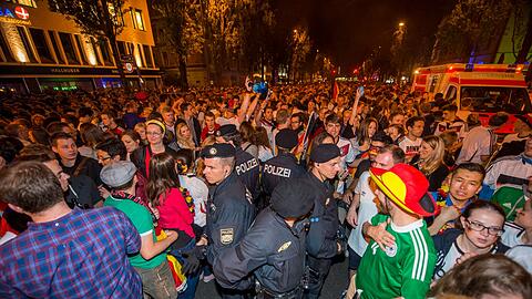 Mehrere Polizisten sind am 13.07.2014 auf der Leopoldstraße in München (Bayern) während der Weltmeisterschaftsfeier zu sehen.