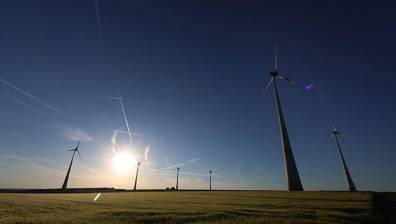 Künftig sollen Kommunen und Bürger von neuen Windparks in Bayern profitieren können. (Symbolbild)