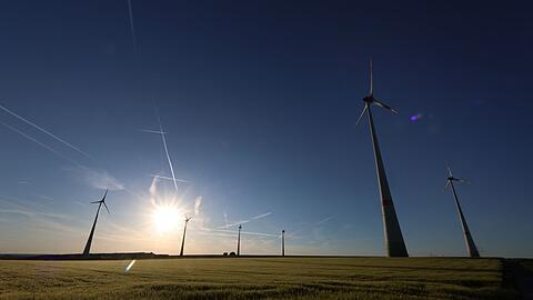 Künftig sollen Kommunen und Bürger von neuen Windparks in Bayern profitieren können. (Symbolbild)
