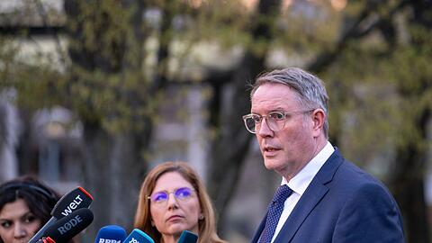 Der abgew&auml;hlte Ministerpr&auml;sident Alexander Schweitzer soll die Koalitionsverhandlungen mit der CDU f&uuml;r die SPD f&uuml;hren.