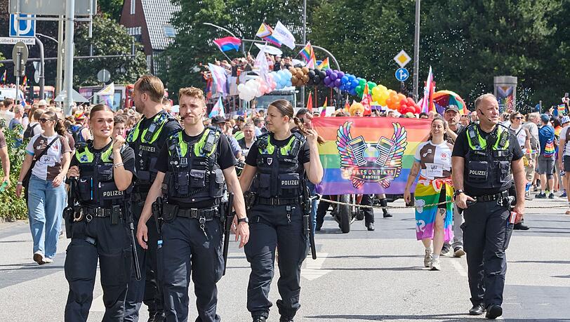 Die Hamburger Polizei spricht von einer friedlichen und ausgelassenen Stimmung bei der Demonstration zum Christopher Street Day. Die Hamburger Polizei spricht von einer friedlichen und ausgelassenen Stimmung bei der Demonstration zum Christopher Street Day.