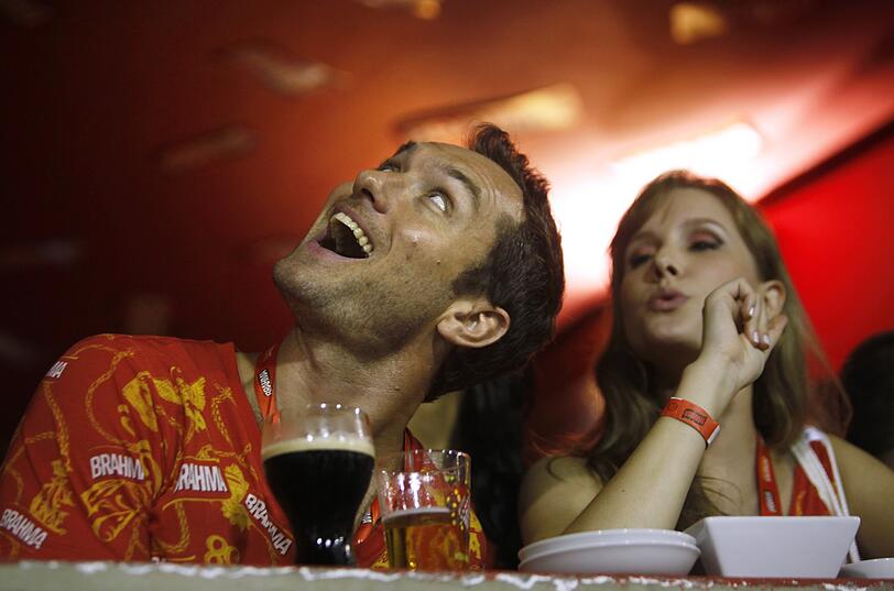 Nackte Haut, Samba und bunte Farben: Promis amüsieren sich in Rio. Mit dabei: Pamela Anderson, Gisele Bündchen, Fußball-Star Ronaldinho und Schauspieler Jude Law