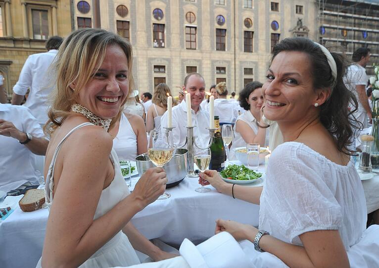 Feiner Flashmob: Rund 500 weiß gekleidete Menschen haben sich am Donnerstagabend am Münchner Odeonsplatz spontan zu einem Abendessen unter freiem Himmel getroffen - Sehen Sie hier die besten Bilder...