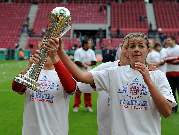 Das ist das Ding: Lena Lotzen mit dem DFB-Pokal der Frauen in Köln.