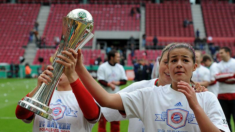 Das ist das Ding: Lena Lotzen mit dem DFB-Pokal der Frauen in Köln. Das ist das Ding: Lena Lotzen mit dem DFB-Pokal der Frauen in Köln.