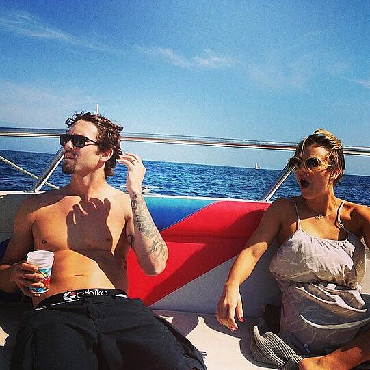 Kaley Cuocos Freund Ryan Sweething postet ein Bild von sich und seiner Herzdame bei einer Bootstour. Die haben gerade einen Wal gesehen: "just saw a whale"
