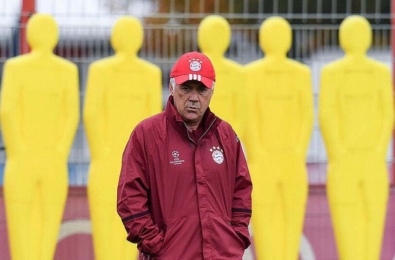 Bayern-Coach Carlo Ancelotti beobachtet das Treiben seines Starensembles argwöhnisch.
