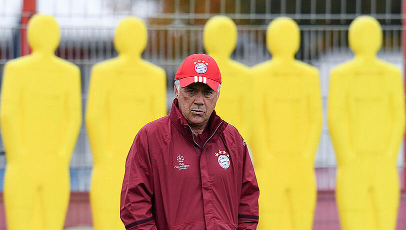 Bayern-Coach Carlo Ancelotti beobachtet das Treiben seines Starensembles argwöhnisch. Bayern-Coach Carlo Ancelotti beobachtet das Treiben seines Starensembles argwöhnisch.