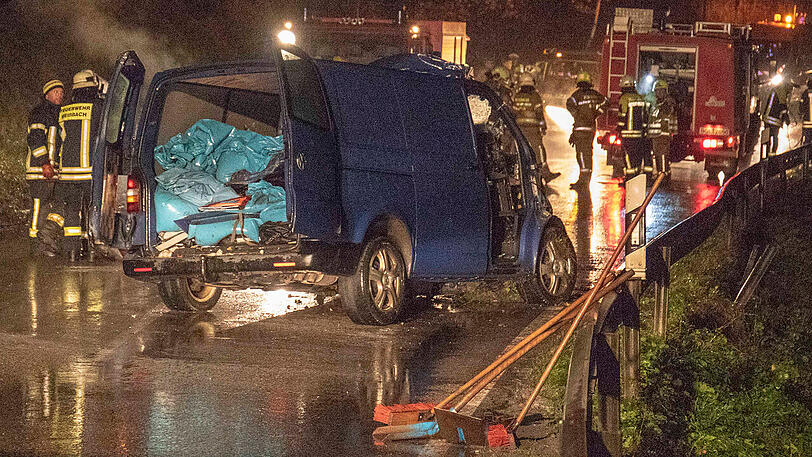 In einer Rechtskurve verlor der 21-Jährige die Kontrolle über seinen Wagen und krachte in den Sattelzug.